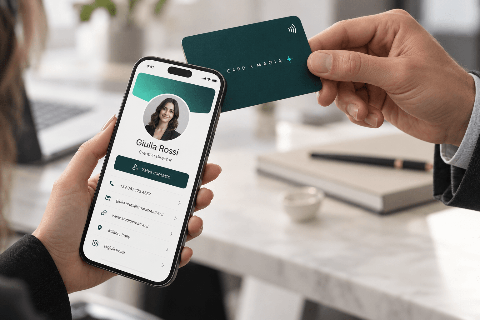 Una card NFC Card X Magia avvicinata a uno smartphone che mostra il profilo digitale personale